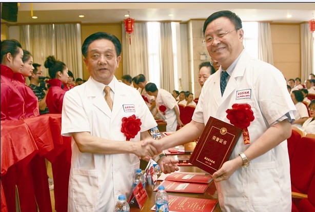 林才经院长为享受国务院政府特殊津贴专家代表颁发证书。