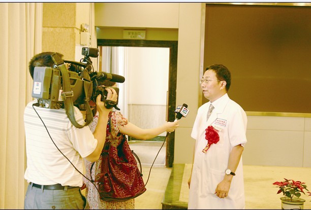 朱鹏立书记、副院长主持会议，并接受记者采访。