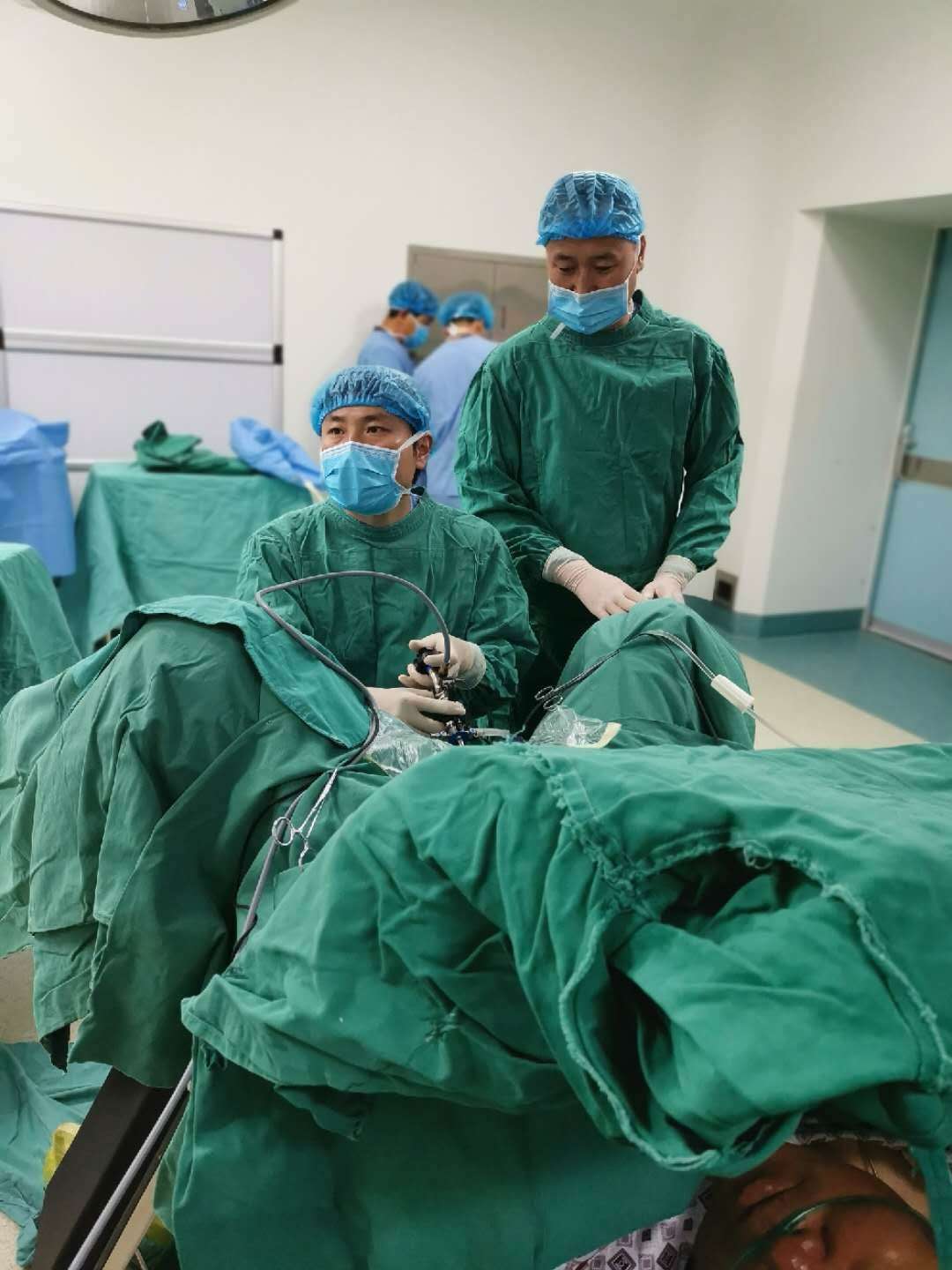 泌尿外科杨泽松在手术.jpg