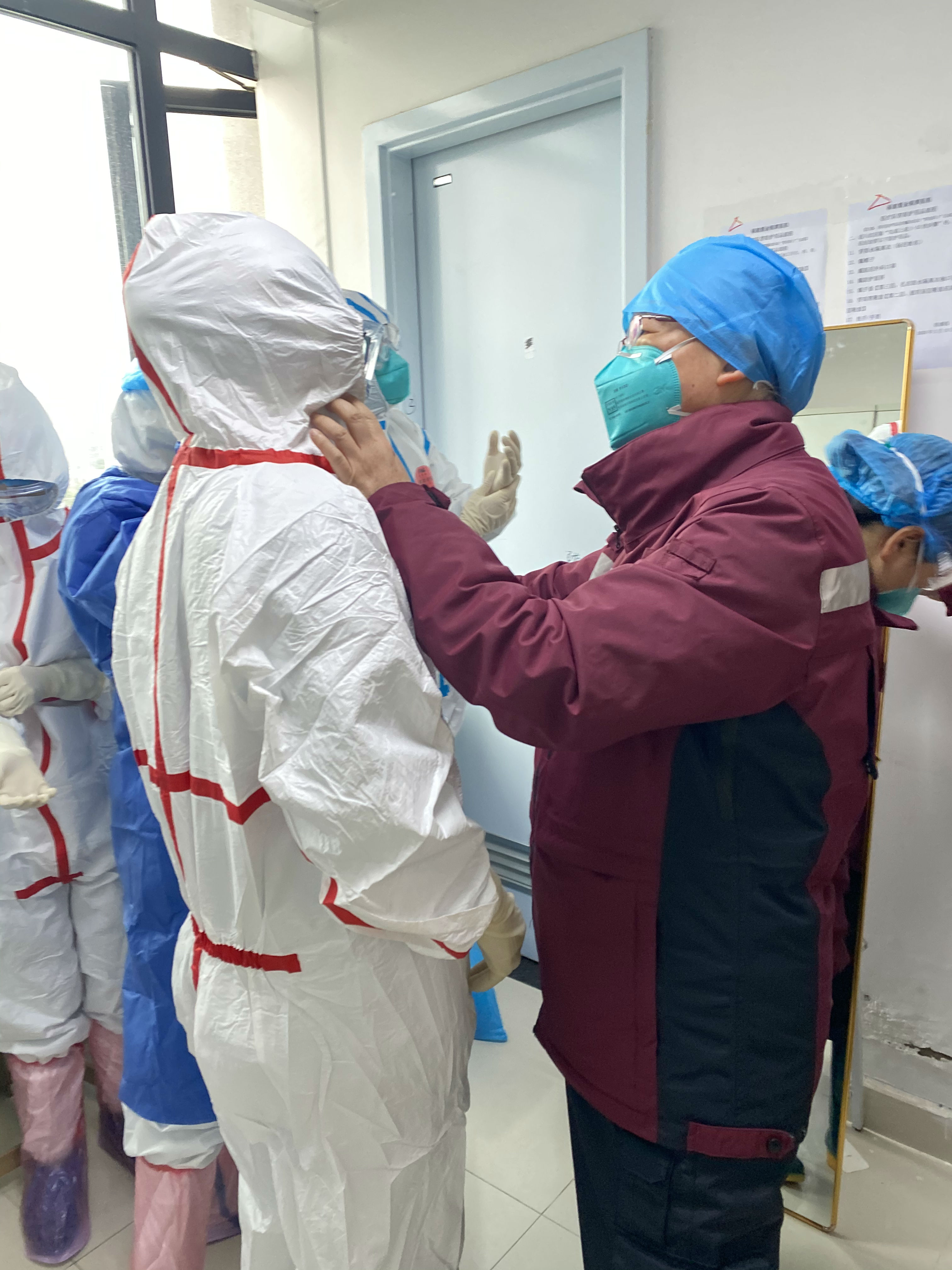 林璇为队员检查防护 (2).jpg